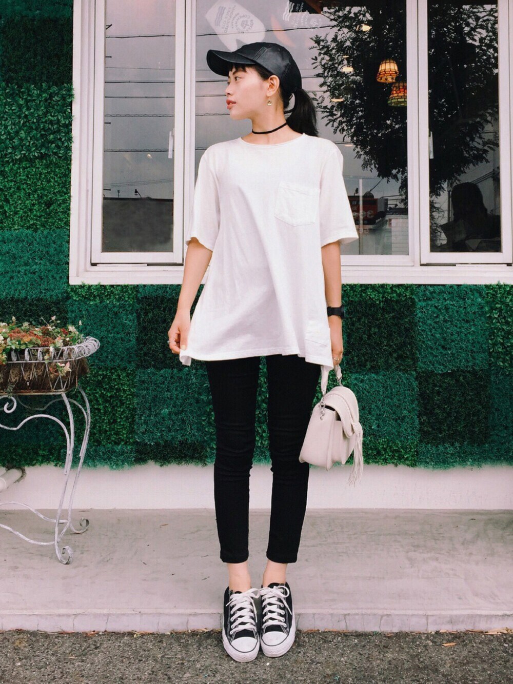 「ラクチンコーデ、プチプラ、ホワイト、スニーカー、キャップ、GU、haco.、converse、CHARLES＆KEITH、Another Edition」｜「haco!の●ＳＨＥ　ＴＨＲＯＵＧＨ　ＳＥＡ ＃リサイクルコットンのホワイトデザインコットントップス（Tシャツ/カットソー、その他）」を使った、T Λ Eさん（レディース・158cm）の夏コーディネートの1枚目の写真