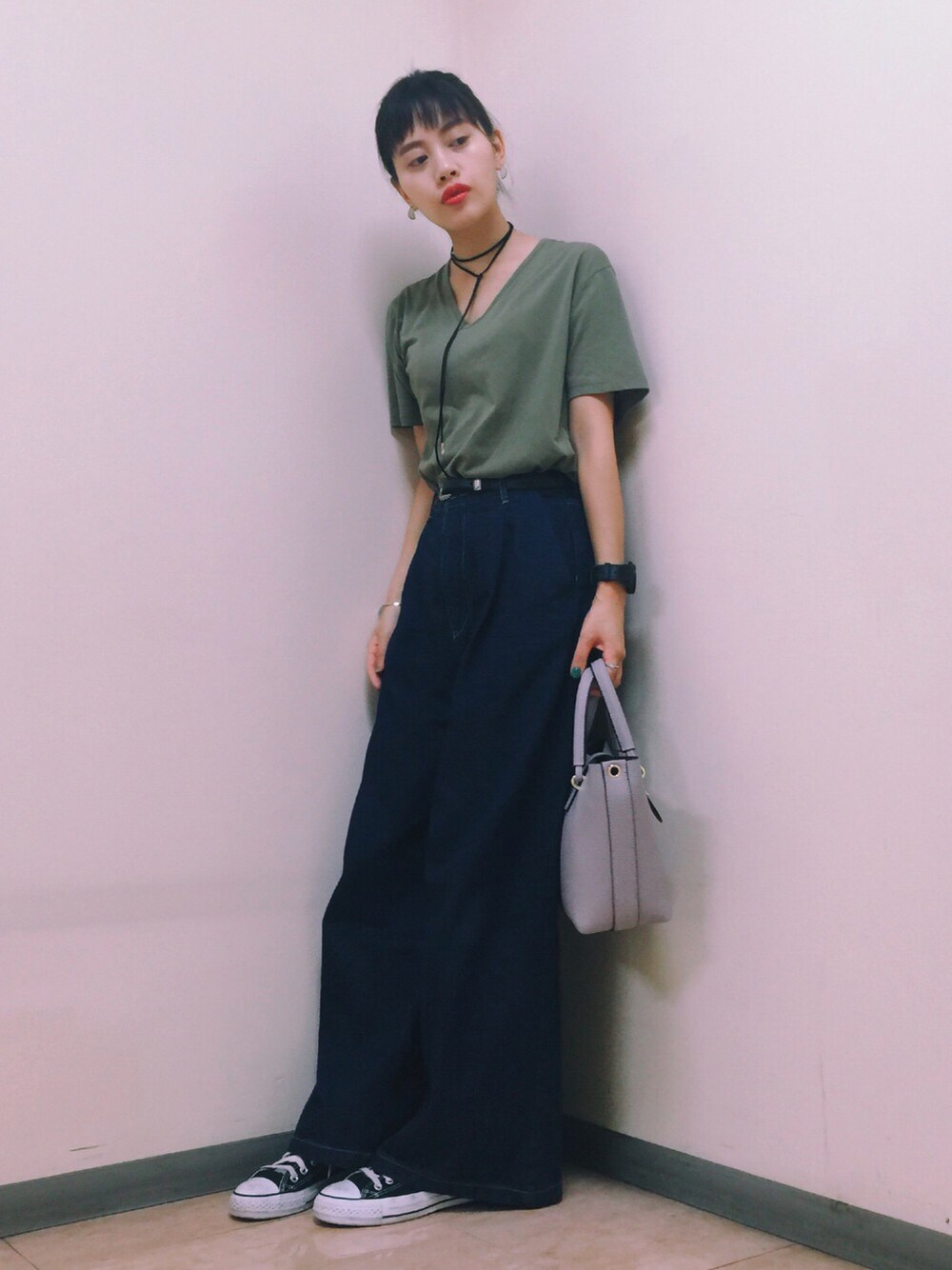 「カジュアルコーデ、シンプル、秋のコーデ、パンツスタイル、大人カジュアル、デニムパンツ、古着、moca、converse、plainclothing」｜「select MOCAの【GISELe６月号掲載】【大人気】【デニムパンツランキング１位獲得】ハイウエストコットン デニムワイドパンツ（デニムパンツ、ブルー系）」を使った、T Λ Eさん（レディース・158cm）の夏コーディネートの1枚目の写真