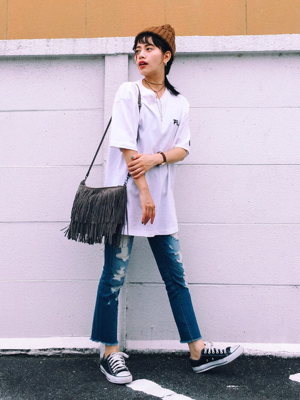 「カジュアル、オトナカジュアル、デニム、EMODA、FILA、KBF、American Eagle、converse、kormarch、Daniel Wellington」｜「EMODAのEMODA×FILA Vネック Tシャツ（Tシャツ/カットソー、ホワイト系）」を使った、T Λ Eさん（レディース・158cm）の秋コーディネートの1枚目の写真