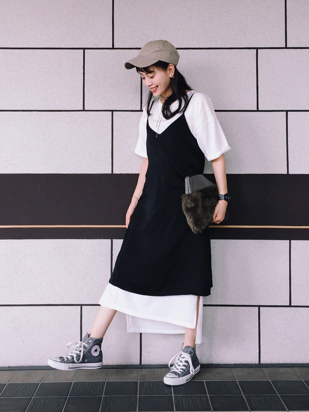 「GU、Ungrid、Double name、NEWHATTAN、converse、ファークラッチ、重ね着、モノトーン、グレー、ベージュ」｜「GUのアイテム（ワンピース、ブラック系）」を使った、T Λ Eさん（レディース・158cm）の秋コーディネートの1枚目の写真