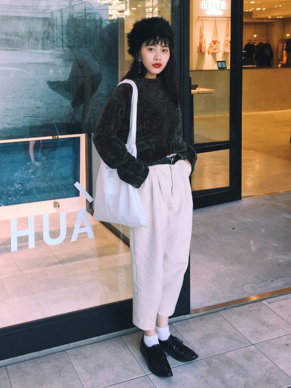 「GLOUGLOU　REEFUR、LIHUA、シンプルコーデ、秋冬コーデ、ファー帽子、ZARA、Another Edition、JEANASiS、amplis、トートバッグ」｜「ZARAのアイテム（トップス、グリーン系）」を使った、T Λ Eさん（レディース・158cm）の秋コーディネートの1枚目の写真
