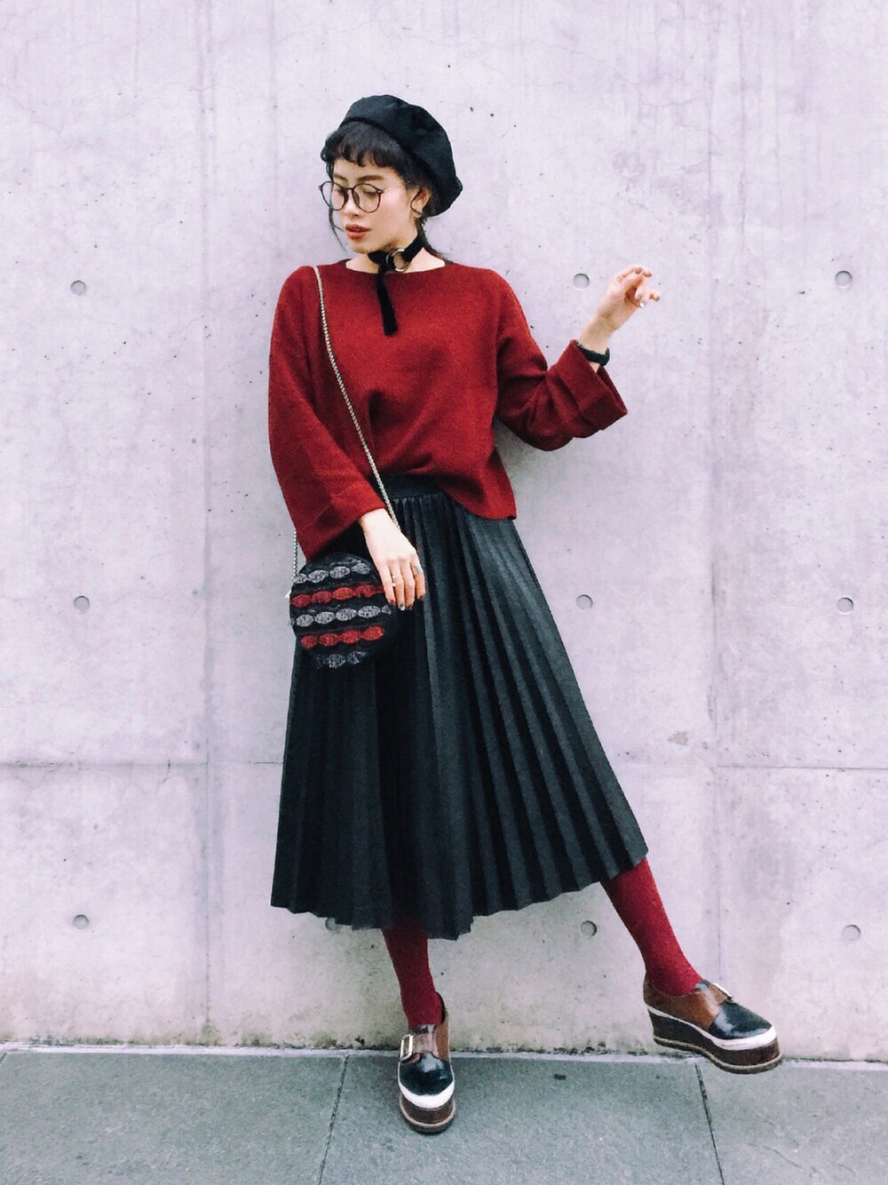 「バーガンディー、オトナ女子、休日スタイル、レザースカート、プリーツスカート、ベレー帽、プレクロ、plainclothing、ROSE BUD、kormarch」｜「PLAIN CLOTHINGのシンプルニットカットソー【PLAIN CLOTHING】（Tシャツ/カットソー、レッド系）」を使った、T Λ Eさん（レディース・158cm）の秋コーディネートの1枚目の写真