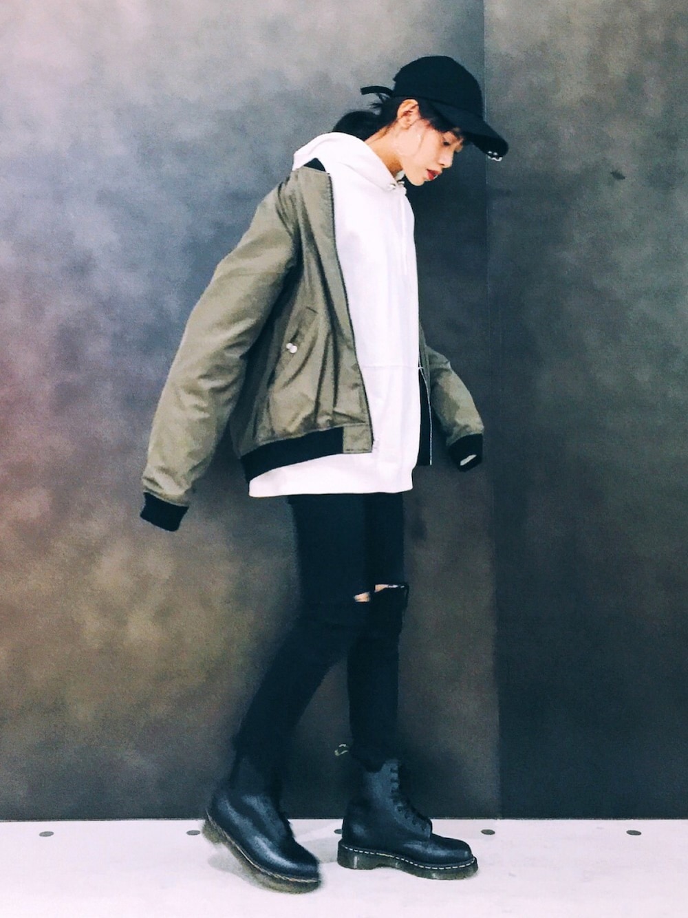 「冬コーデ、スキニーデニム、カーキ、MA-1、フードパーカー、ビッグパーカー、Dr.Martens、parfumdecharmantfleur、JEANASiS、HELK」｜「JEANASISのBIGフーディ/734586 （パーカー、ホワイト系）」を使った、T Λ Eさん（レディース・158cm）の秋コーディネートの1枚目の写真