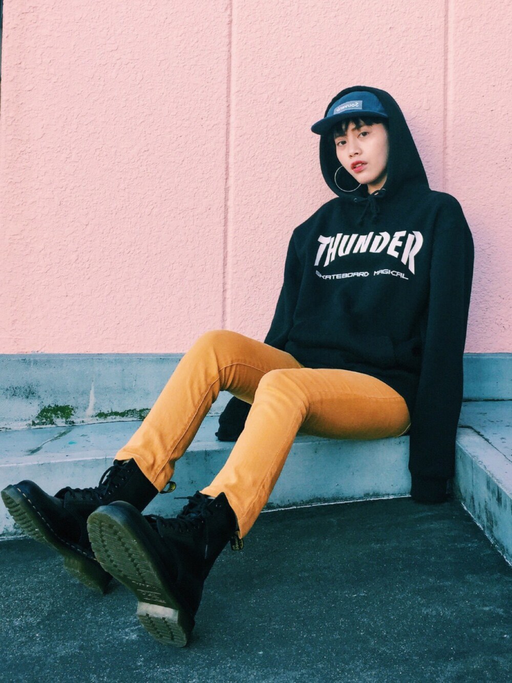 「冬、ラフ、メンズライク、パーカー、カラーパンツ、フープピアス、ラフスタイル、Dr.Martens、thunder、Diesel」｜「THUNDERのアイテム（トップス、ブラック系）」を使った、T Λ Eさん（レディース・158cm）の冬コーディネートの1枚目の写真