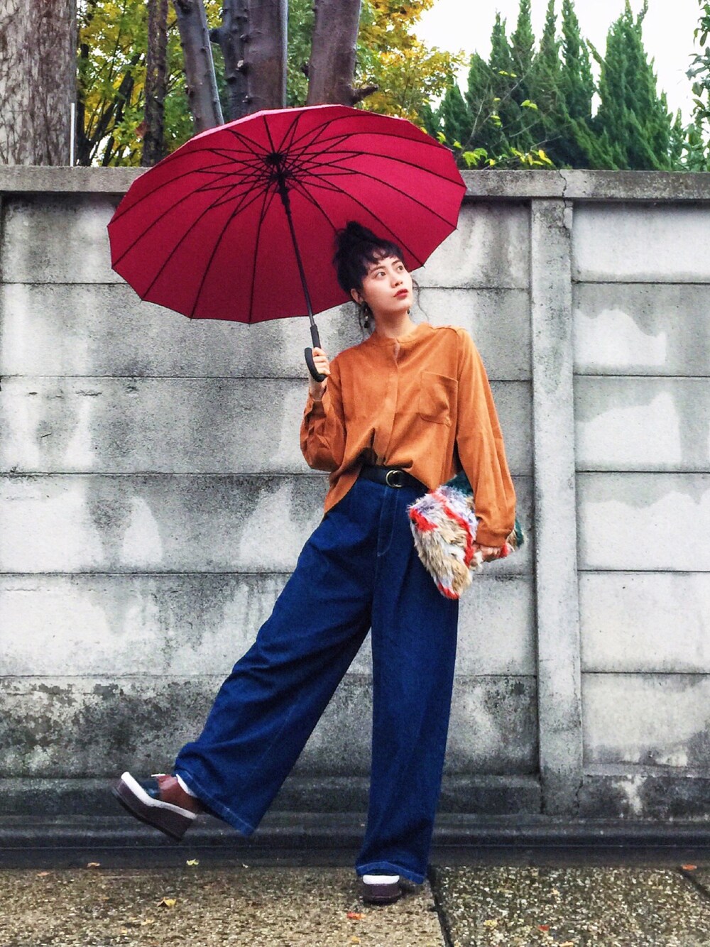 「オトナカジュアル、ゆるコーデ、デニムパンツ、ゆったりコーデ、傘、雨の日コーデ、ワイドパンツ、ファークラッチ、おだんごヘアー、plainclothing」｜「HOTPINGのアイテム（トップス、ブラウン系）」を使った、T Λ Eさん（レディース・158cm）の冬コーディネートの1枚目の写真