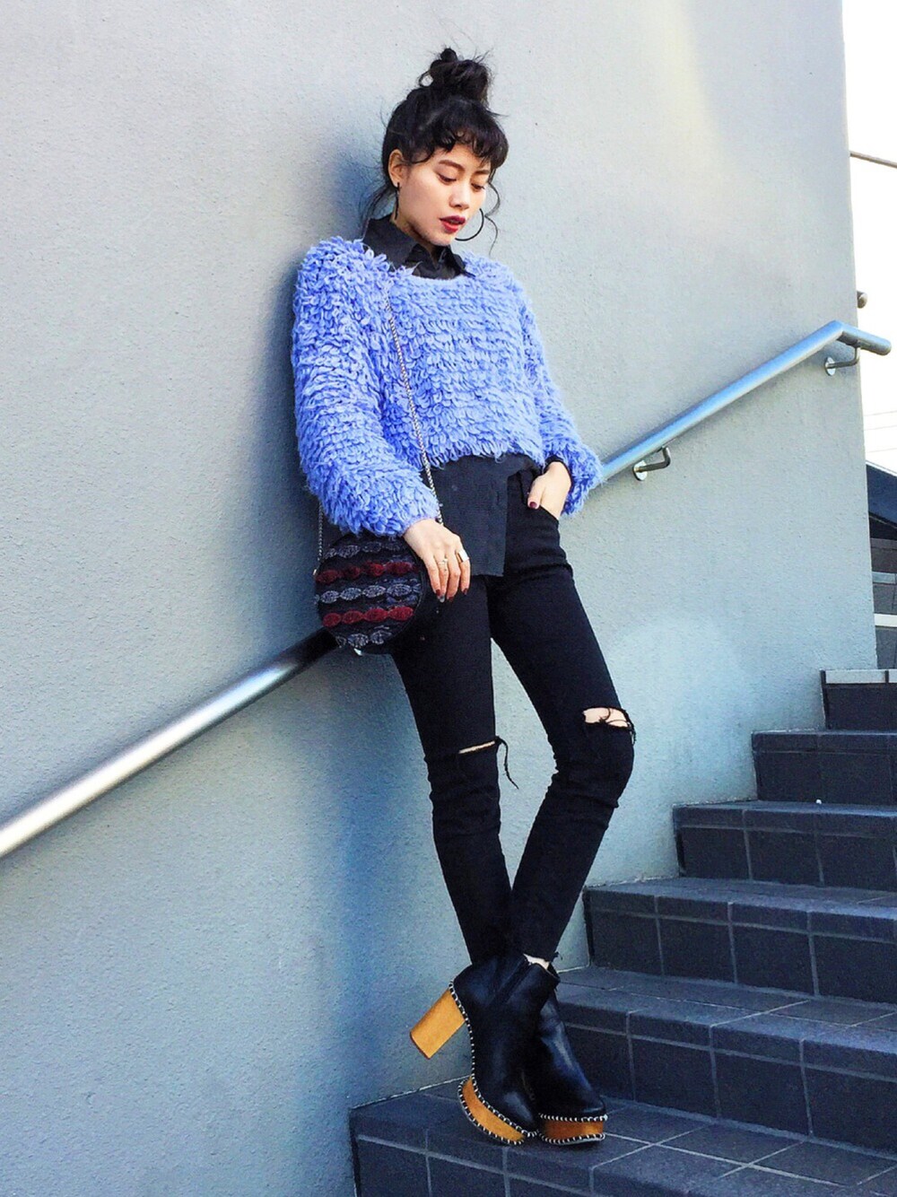 「冬、オトナ女子、おだんごヘアー、ダメージスキニー、もこもこ、Lily Brown、HELK、moussy、plainclothing、シャツスタイル」｜「LILY BROWNのアイテム（トップス、ブルー系）」を使った、T Λ Eさん（レディース・158cm）の冬コーディネートの1枚目の写真