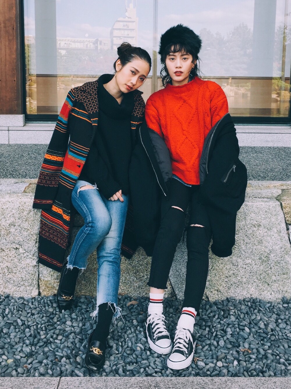 「秋のコーデ、紅葉、ファー帽子、赤、ニット、パンツスタイル、スニーカー、姉妹コーデ、MA-1、デニムパンツ」｜「WHITELANDのLHP/エルエイチピー/WhiteLandBlackBurn/ホワイトランドブラックバーン/Melton Big MA-1（MA-1、ブラック系）」を使った、T Λ Eさん（レディース・158cm）の冬コーディネートの1枚目の写真