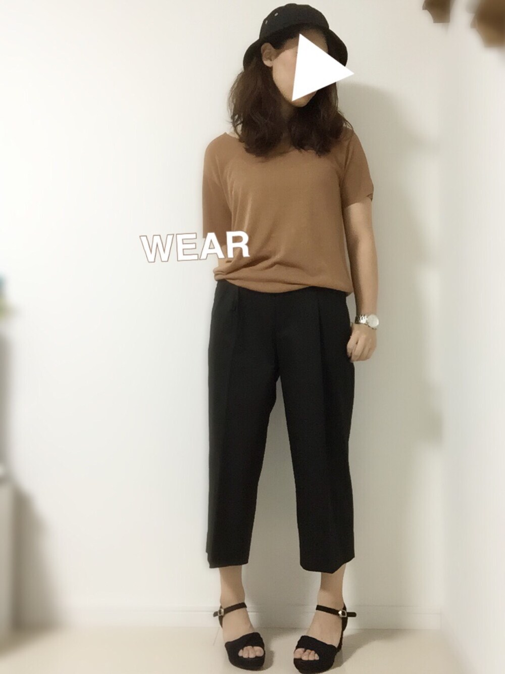ブラウン系のトップス、ブラック系のパンツ、ブラック系のサンダルを着用したレディースの夏コーディネートの1枚目の写真