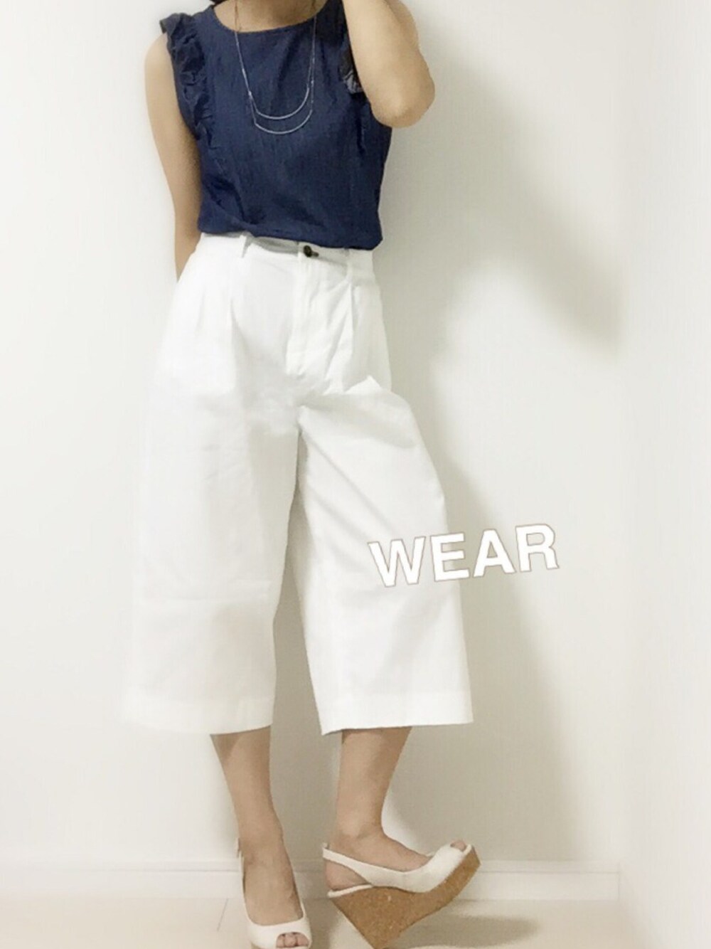 「休日スタイル、ラフ、ホワイト、ホワイトパンツ、オトナカジュアル、デニム、サンダル」｜「N.（N. Natural Beauty Basic）のダンガリーフリルブラウス（シャツ/ブラウス、ブルー系）」を使った、N.さん（レディース・157cm）の夏コーディネートの1枚目の写真