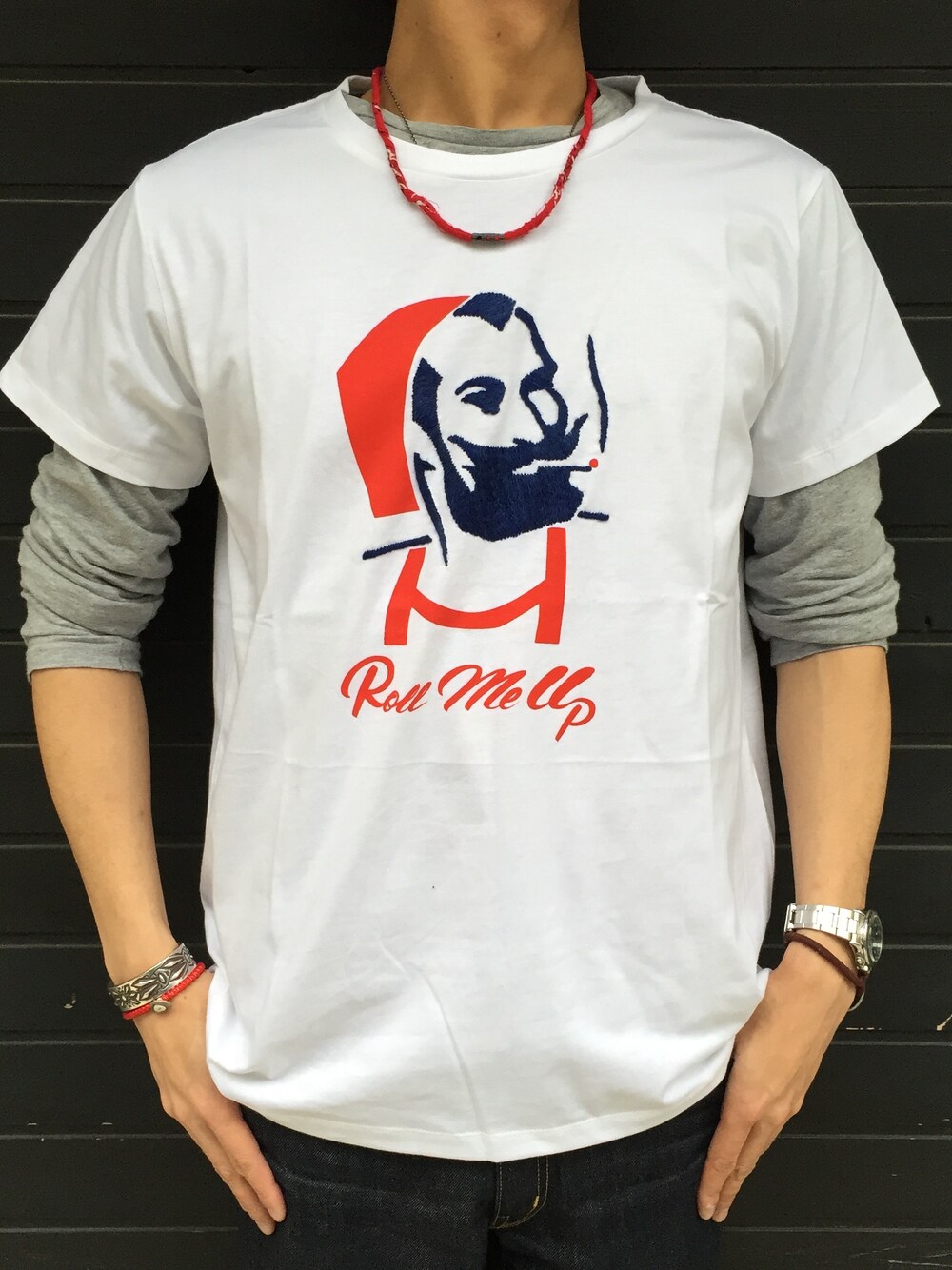 ホワイト系のTシャツ/カットソーを着用したメンズの冬コーディネートの1枚目の写真