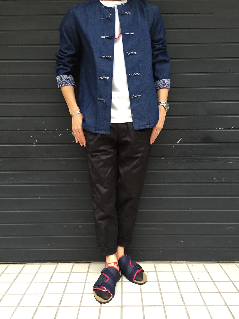 ブルー系のシャツ/ブラウスを着用したメンズの夏コーディネートの1枚目の写真