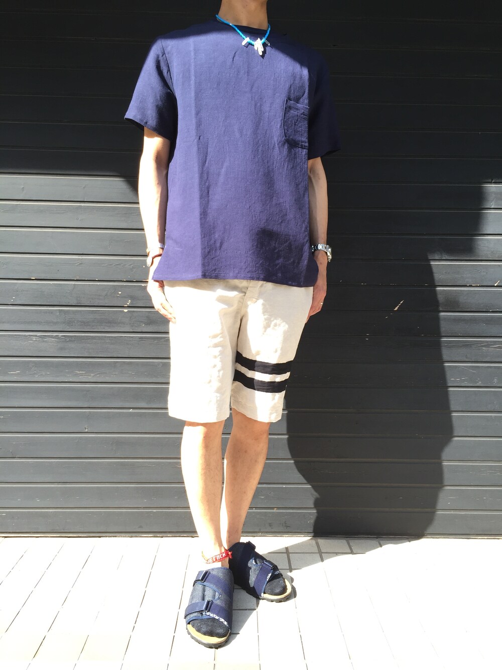 ブルー系のTシャツ/カットソーを着用したメンズの夏コーディネートの1枚目の写真