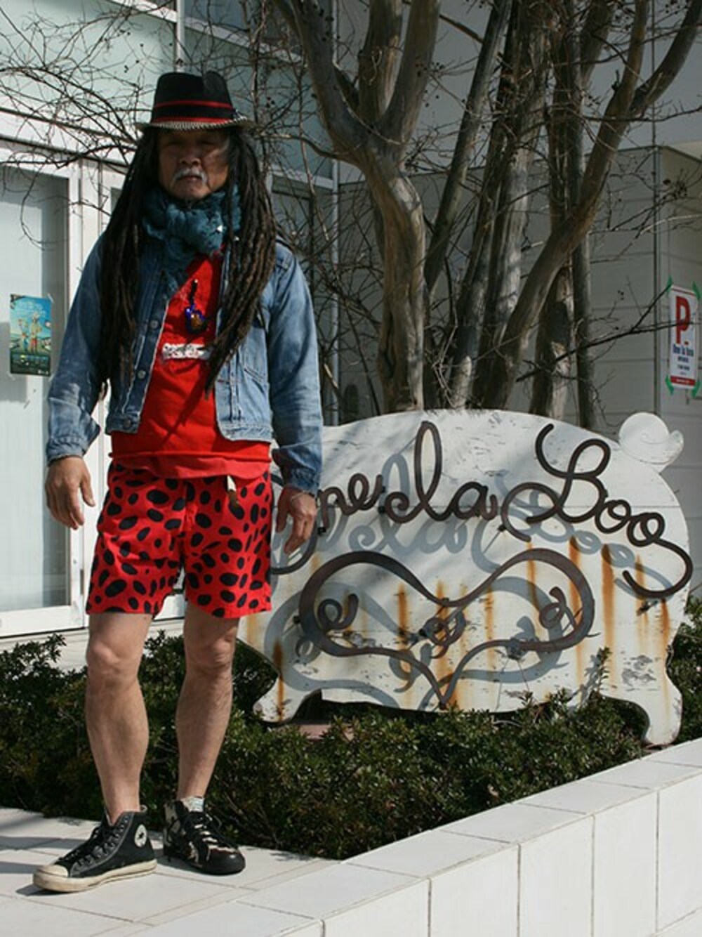 レッド系のその他パンツを着用したメンズの春コーディネートの1枚目の写真