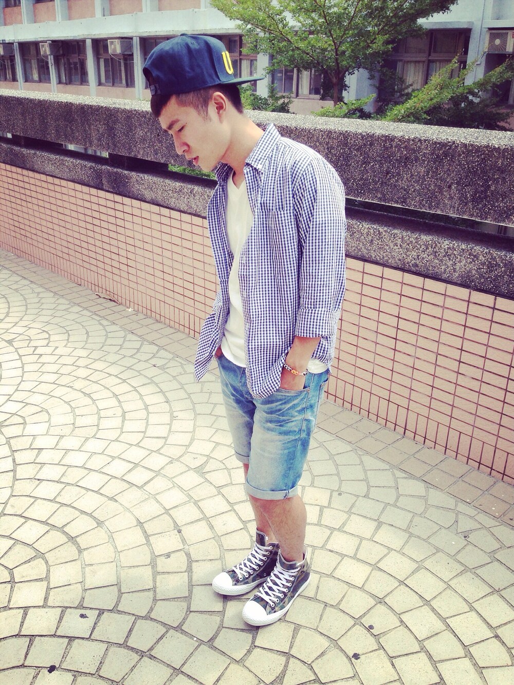 「school、converse、GU、UNIQLO」｜「UNIQLOのアイテム（Tシャツ/カットソー、ホワイト系）」を使った、Ritchieさん（メンズ・160cm）の秋コーディネートの1枚目の写真