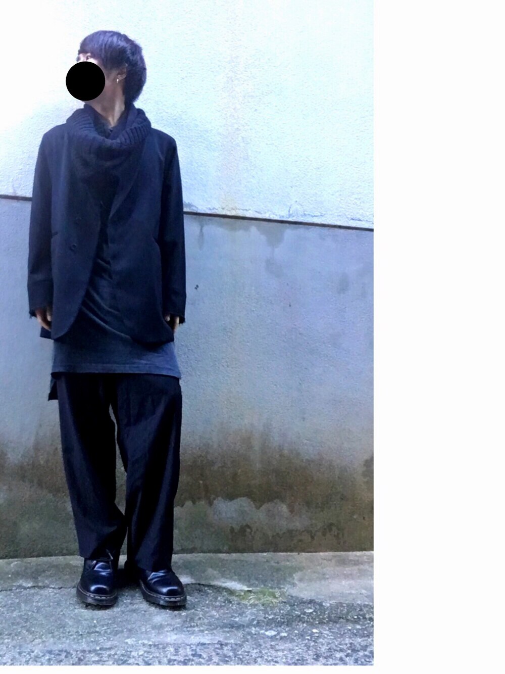 「モノトーン、ビッグシルエット、ワイドパンツ、ドクターマーチン、HARE、モード、スヌード、cheap monday、レイヤードスタイル、黒コーデ」｜「VIVIFYのピアス/フープ/シンプル（ピアス（片耳用）、シルバー系）」を使った、ゆるぇとさん（メンズ・170cm）の冬コーディネートの1枚目の写真