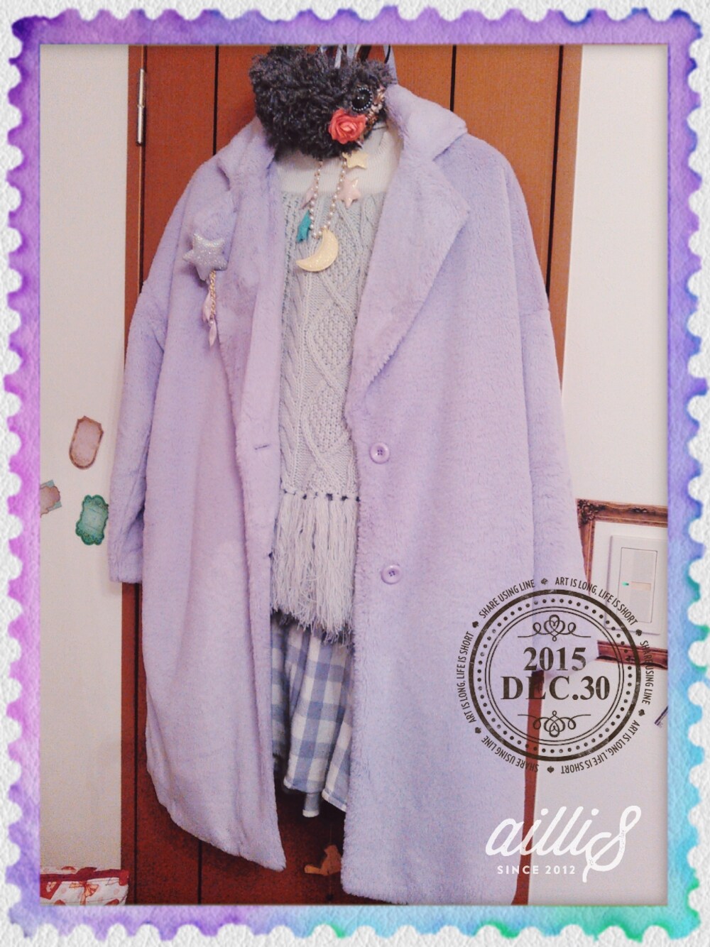 パープル系のスカート、パープル系のチェスターコート、ホワイト系のTシャツ/カットソーを着用したレディースの冬コーディネートの1枚目の写真