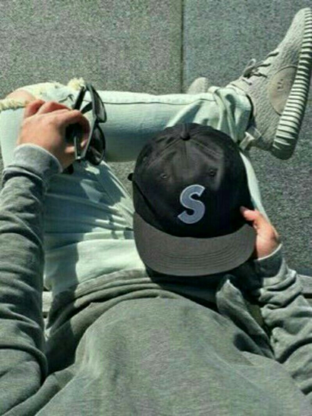 「モード、ストリート、yeezy、supreme」｜「Supreme のアイテム（キャップ、ブラック系）」を使った、WINGSさん（メンズ・172cm）の秋コーディネートの1枚目の写真