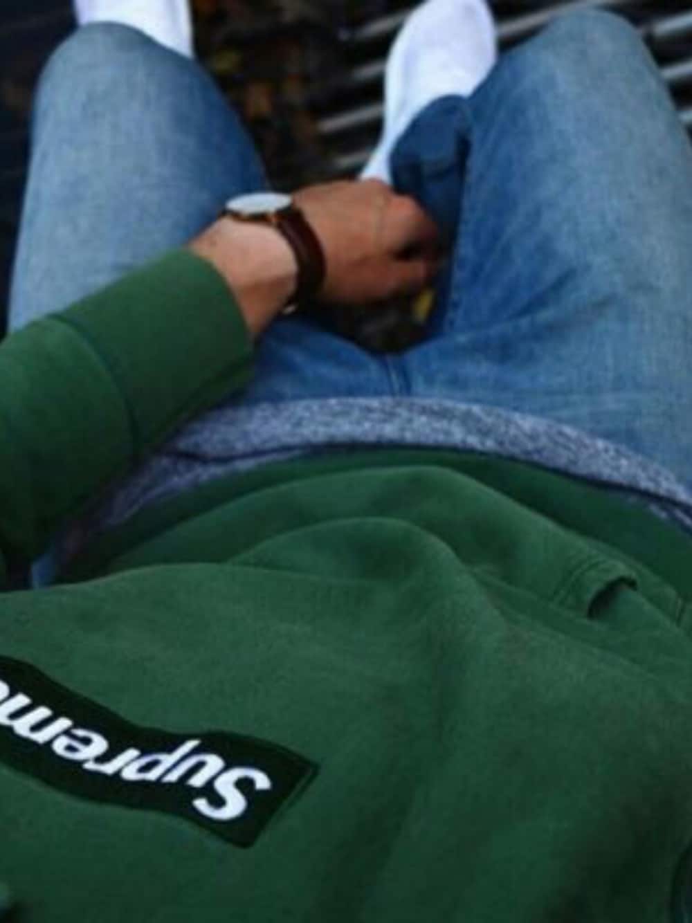 「カジュアル、ストリート、supreme」｜「Supreme のアイテム（スウェット、グリーン系）」を使った、WINGSさん（メンズ・172cm）の秋コーディネートの1枚目の写真