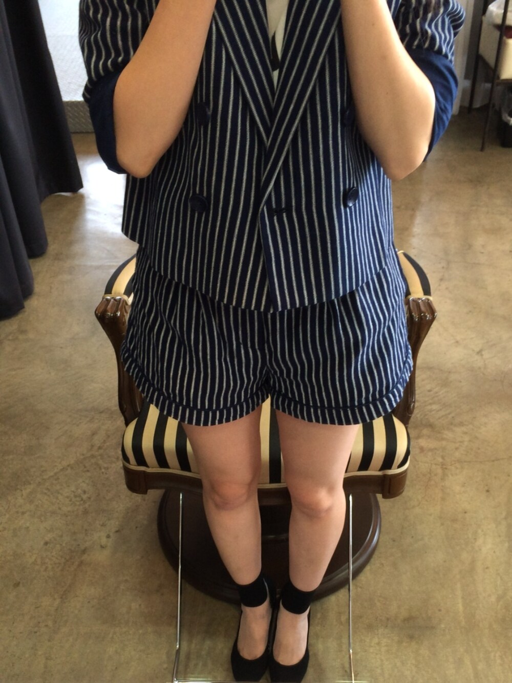 ブルー系のテーラードジャケット、ブラック系のソックス/靴下を着用したレディースの秋コーディネートの1枚目の写真