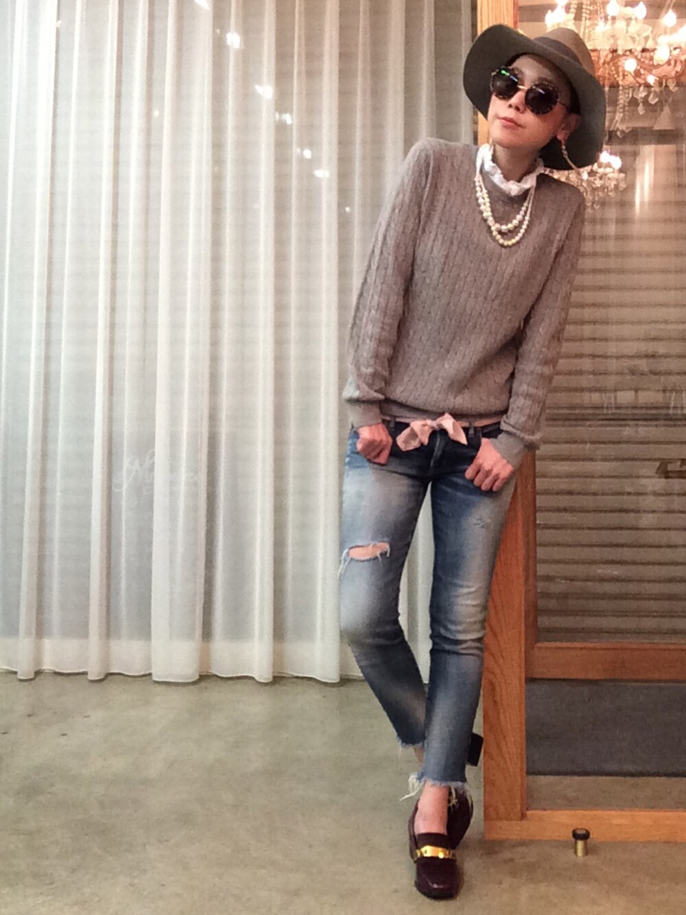 「ハット、ニット、UNIQLO、ユニクロ、murua、スリムデニム、Ungrid、デニム、ローファー」｜「MURUAの【LIFE STYLE】ﾜｲﾄﾞﾃｰﾌﾟﾊｯﾄ（ハット、グレー系）」を使った、ga625さん（レディース・161cm）の秋コーディネートの1枚目の写真