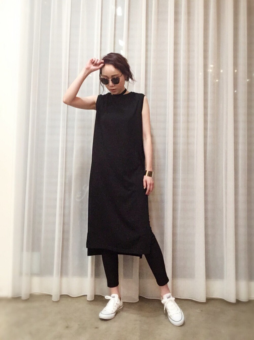 「シンプル、ブラック、ノースリーブ、ロングTシャツ、スキニー、converse、コンバース、スニーカー、AZUL by moussy、ドラフトEMO」｜「EMODAのサーモントフレームサングラス（サングラス、ブラウン系）」を使った、ga625さん（レディース・161cm）の夏コーディネートの1枚目の写真