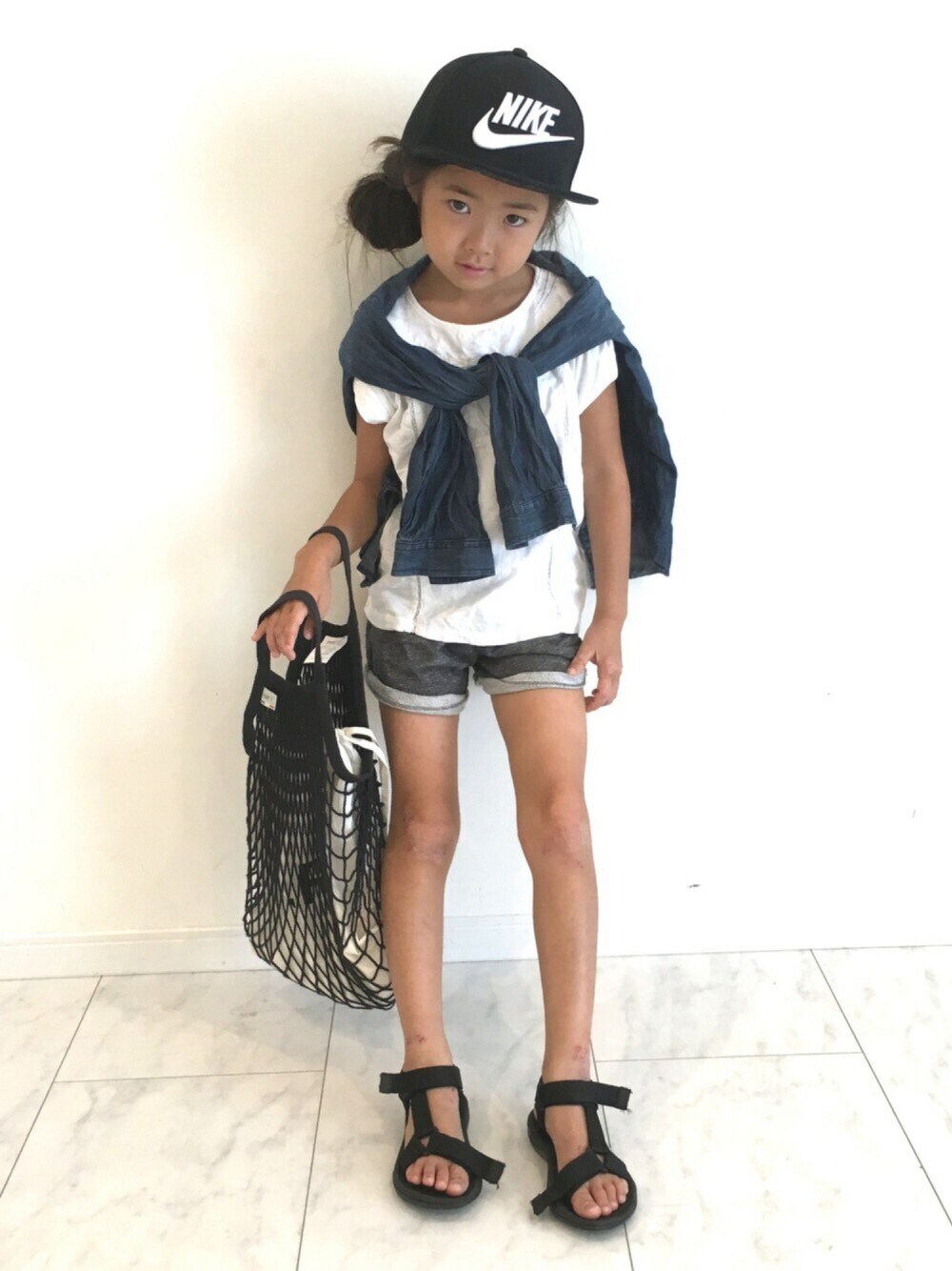 ブルー系のシャツ/ブラウス、グレー系のパンツ、ブラック系のサンダルを着用したキッズの夏コーディネートの1枚目の写真
