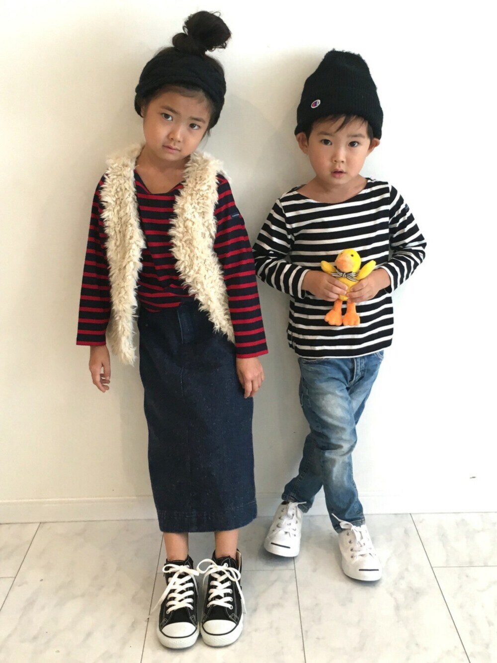 ブルー系のTシャツ/カットソー、ブラック系のTシャツ/カットソー、ブルー系のデニムスカートを着用したキッズの秋コーディネートの1枚目の写真