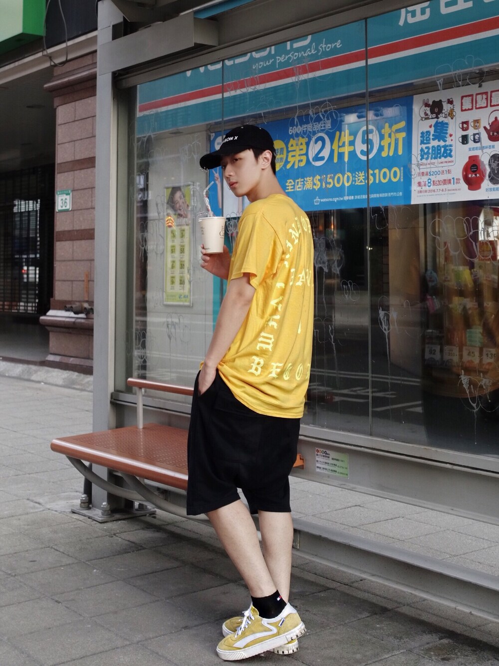 「beatのアイテム（Tシャツ/カットソー、イエロー系）」を使った、Haochanghxxさん（メンズ・165cm）の夏コーディネートの1枚目の写真