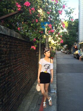 「BIRKENSTOCK（ビルケンシュトック）のアイテム（サンダル、ホワイト系）」を使った、維維さん（レディース・165cm）の秋コーディネート
