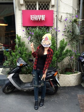 「GU（ジーユー）のアイテム（シャツ/ブラウス、レッド系）」を使った、維維さん（レディース・165cm）の秋コーディネート