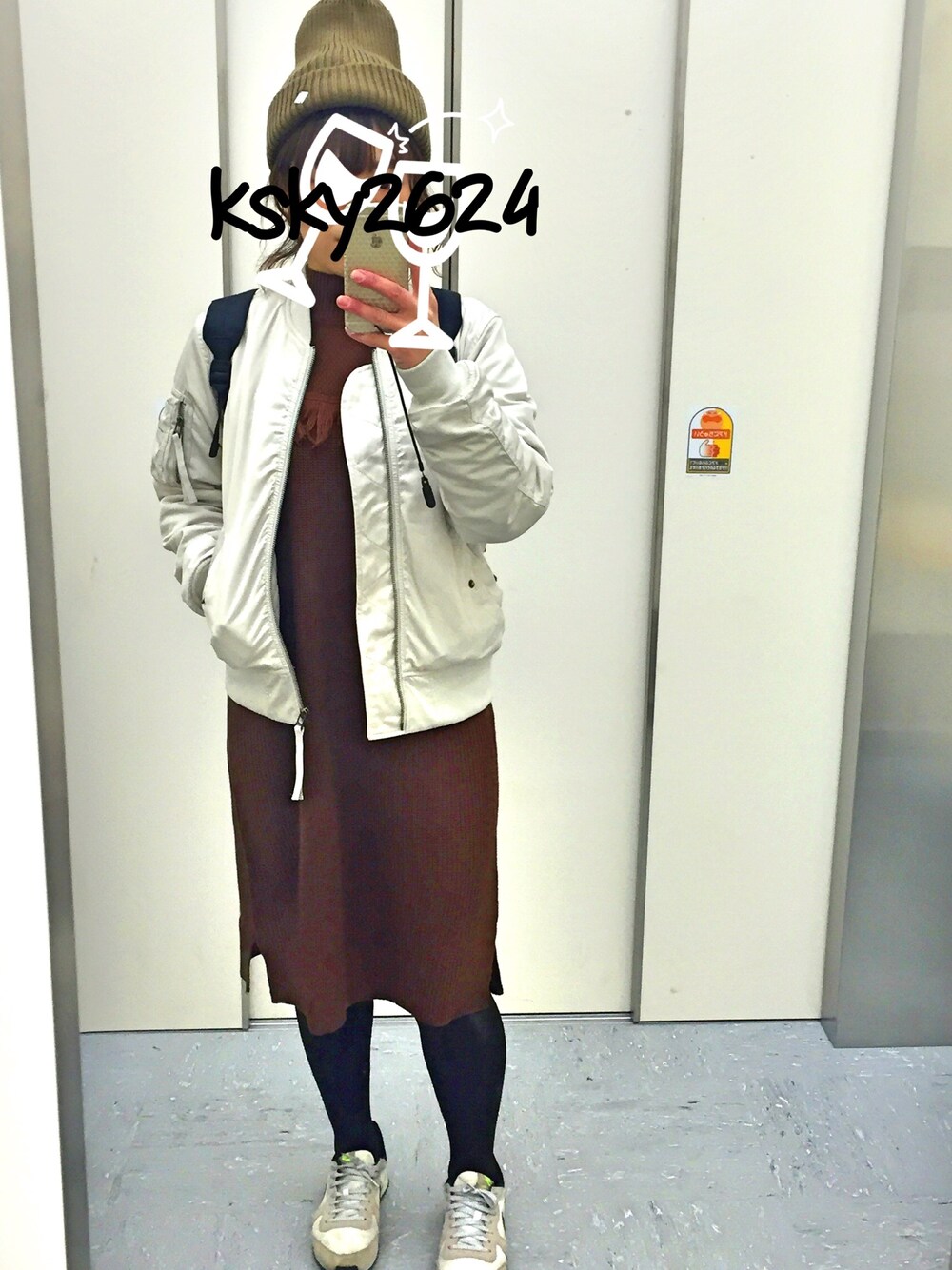 「earth music&ecology、ニットワンピース、ナイキ、ローリーズファーム(LOWRYS FARM)、MA-1、タイツ」｜「ペッパルペッパルのアイテム（ニットキャップ/ビーニー、ブラウン系）」を使った、ksky2624さん（レディース・156cm）の冬コーディネートの1枚目の写真