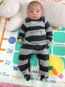 「GAP（ギャップ）のアイテム（オールインワン・サロペット）」を使った、李涼涼さん（メンズ・60cm）の冬コーディネート