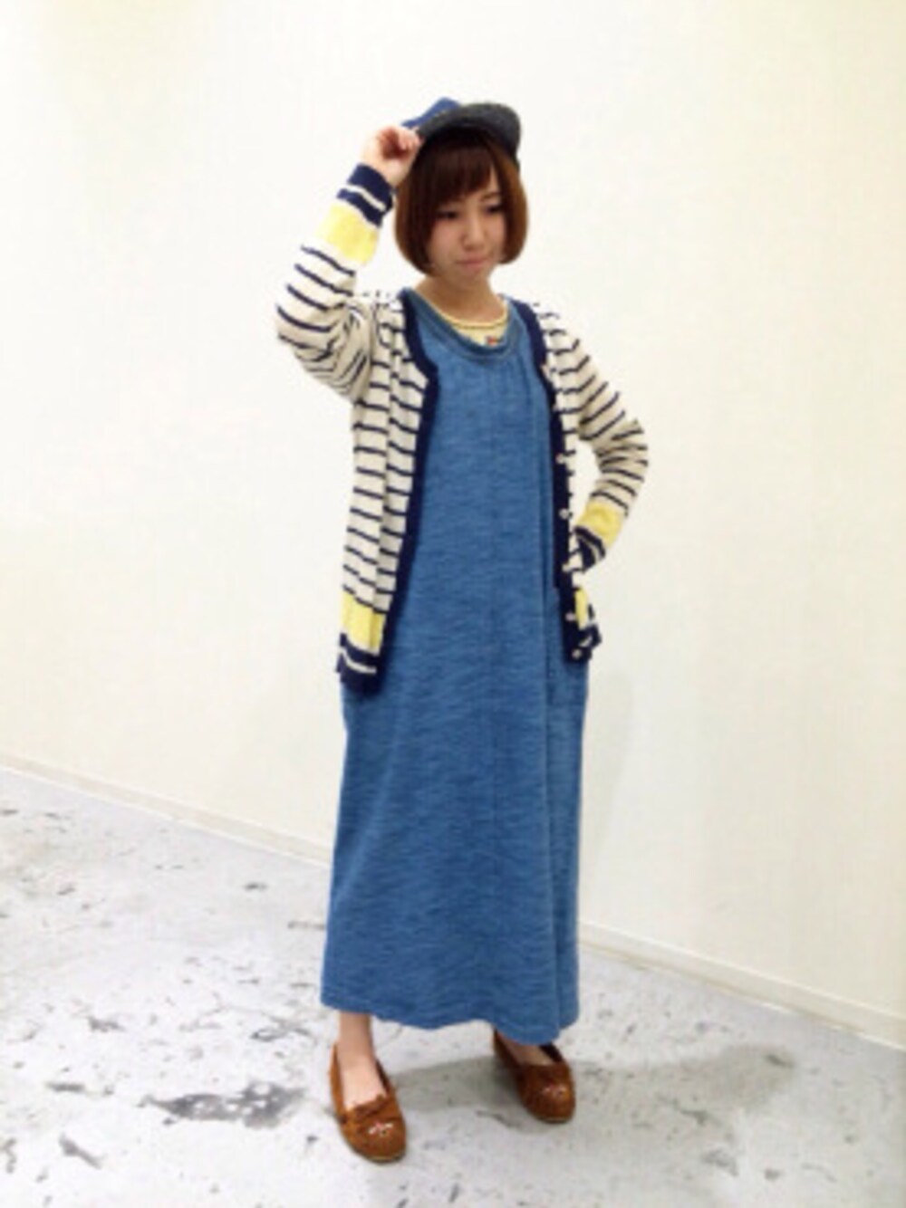 「カーディガン、デニム、ワンピース、ボーダー、ブルー、キャップ、刺繍、ミネトンカ、モカシン、マキシ丈ワンピース」｜「Wordtrobeのボーダーカーディガン（カーディガン/ボレロ、ホワイト系）」を使った、♔Yui♔さん（レディース・158cm）の春コーディネートの1枚目の写真