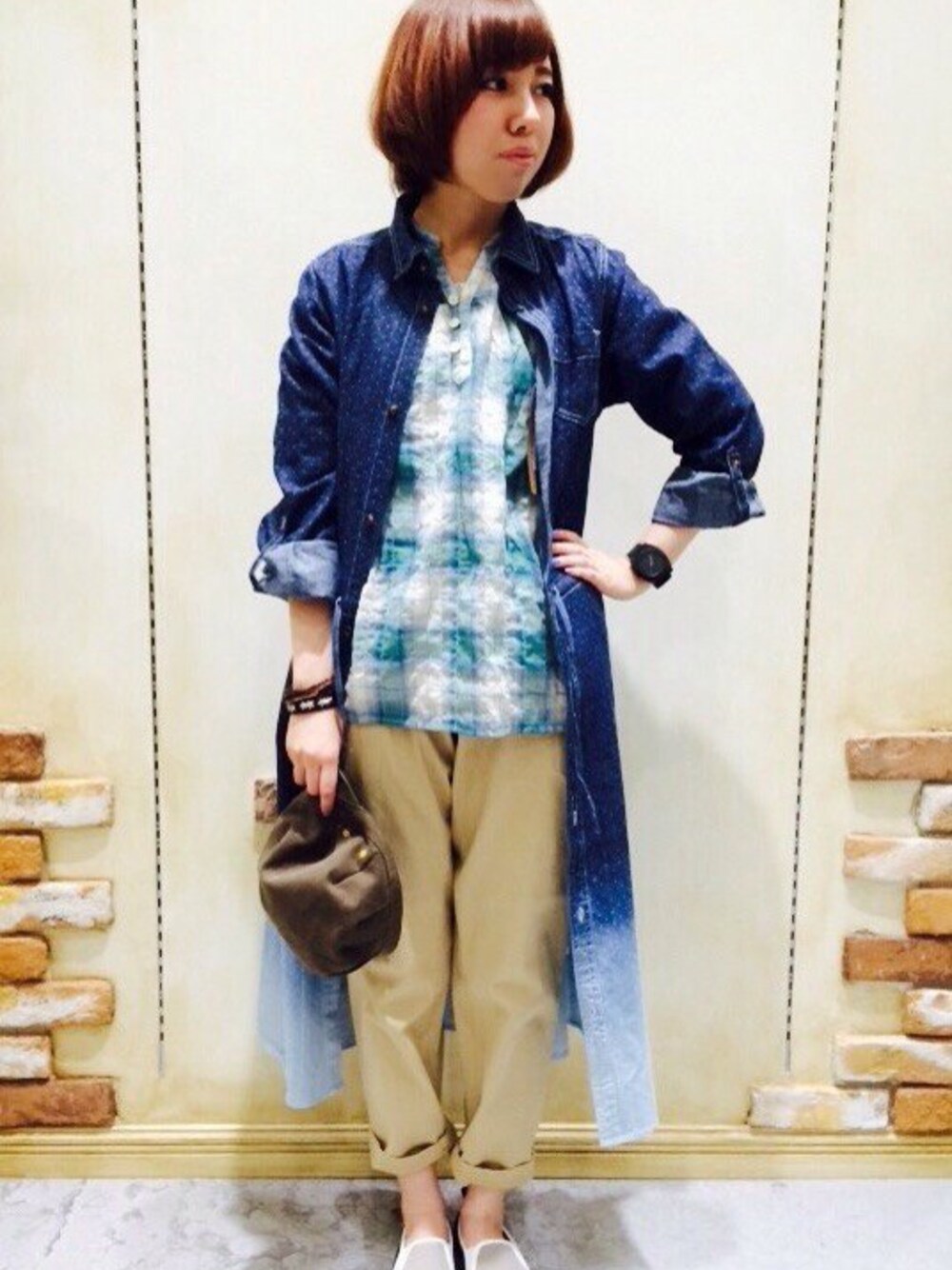 「チェック、テーパードパンツ、スニーカー、ブルー、グラデーション、ドット、デニムシャツ、ロングシャツ、春、春色」｜「Wordtrobeのドットグラデーションデニムシャツ（シャツワンピース、ブルー系）」を使った、♔Yui♔さん（レディース・158cm）の春コーディネートの1枚目の写真