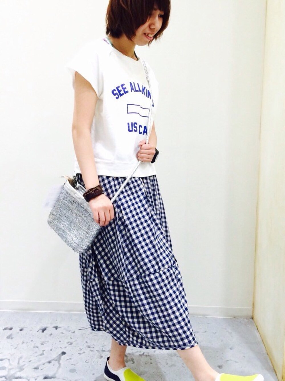 「カジュアル、ブルー、Tシャツ、マキシスカート、ギンガムチェック、スリッポン、かごバッグ、スパンコール、 ロゴ、バルーンスカート」｜「Wordtrobeのギンガムチェックバルーンスカート（スカート、ブルー系）」を使った、♔Yui♔さん（レディース・158cm）の春コーディネートの1枚目の写真