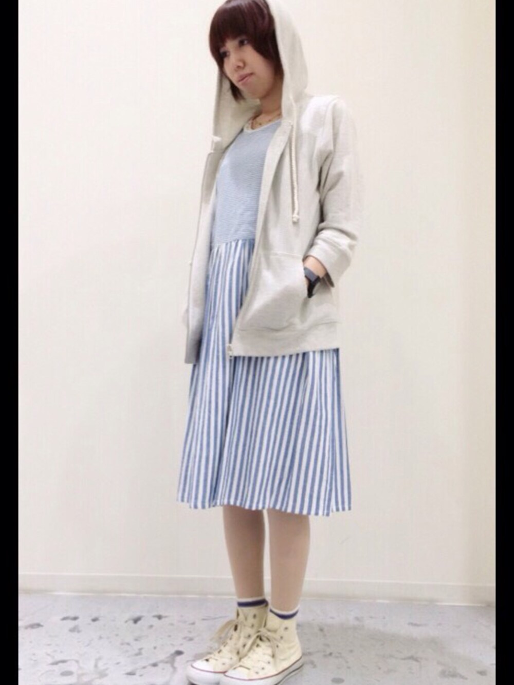 「スニーカー、ワンピース、トレンド、ブルー、夏、パーカー、ストライプ、レイヤードスタイル、リラックススタイル、ラクチンコーデ」｜「ストライプ切替ワンピース（ワンピース、ブルー系）」を使った、♔Yui♔さん（レディース・158cm）の春コーディネートの1枚目の写真