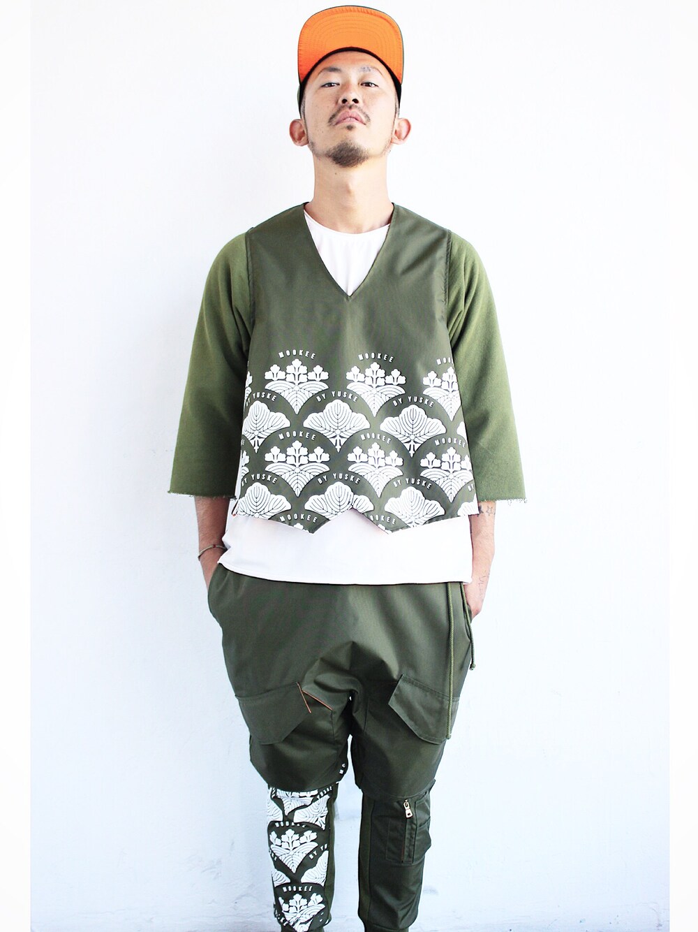 「MOOKEE BY YUSKE、MA-1」｜「MOOKEE by YuskeのWWW.MOOKEEBYYUSKE.COM（Tシャツ/カットソー、ホワイト系）」を使った、神谷 優介さん（メンズ・178cm）の秋コーディネートの1枚目の写真