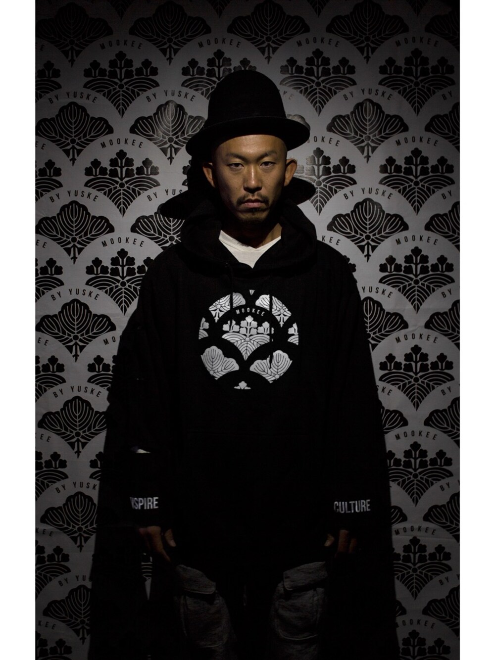 「MOOKEE BY YUSKE」｜「MOOKEE by YuskeのMOOKEE WAVE HOODIE（パーカー、ブラック系）」を使った、神谷 優介さん（メンズ・178cm）の秋コーディネートの1枚目の写真