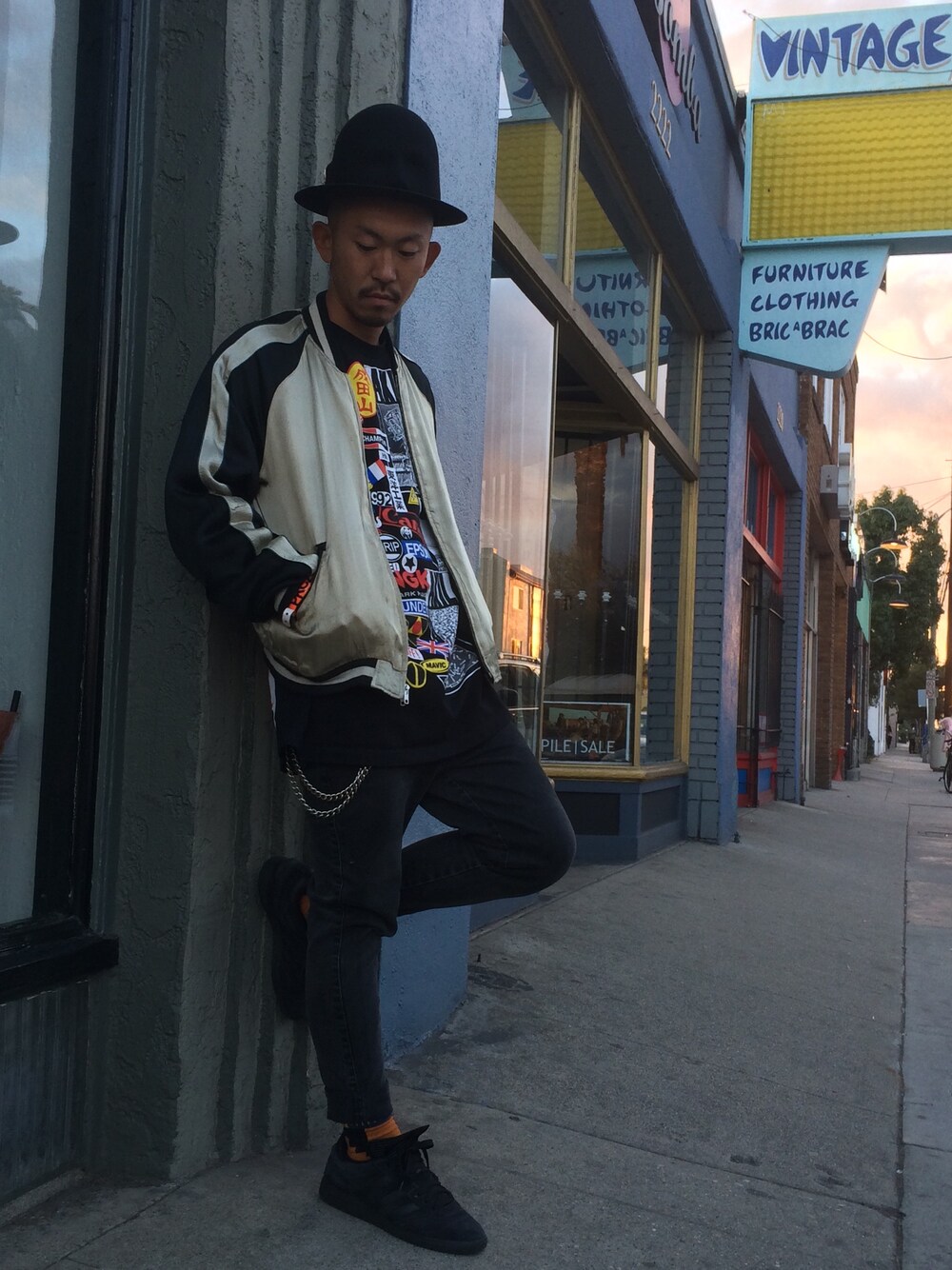 「MOOKEE BY YUSKE、vintage」｜「MOOKEE by YuskeのMOOKEE x 1992 GEAR
WWW.MOOKEEBYYUSKE.COM（Tシャツ/カットソー、ブラック系）」を使った、神谷 優介さん（メンズ・175cm）の秋コーディネートの1枚目の写真