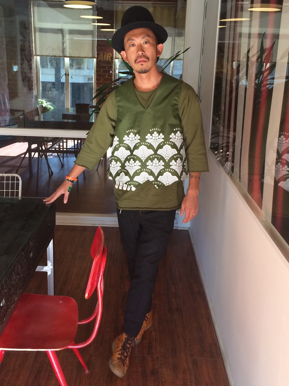 「MOOKEE BY YUSKE、vintage、street、MCM、PHENOMENON、ootd、STYLE」｜「MOOKEE by Yuskeのアイテム（Tシャツ/カットソー、グリーン系）」を使った、神谷 優介さん（メンズ・175cm）の秋コーディネートの1枚目の写真