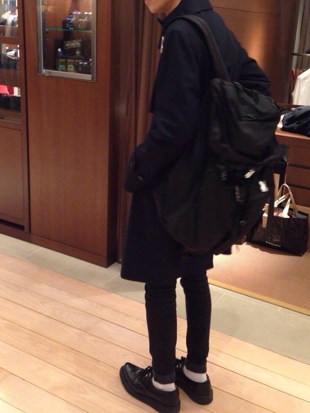 「THOMBROWNE、MACKINTOSH、白ソックス、GEORGE COX」｜「MackintoshのMacintosh トレンチコート（トレンチコート、ブラック系）」を使った、abssshさん（メンズ・174cm）の夏コーディネートの1枚目の写真