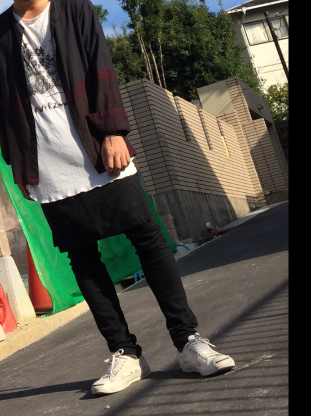 「モード、白スニーカー、ロングTシャツ、ノーカラーシャツ、黒スキニー、エプロンスカート、モノトーン」｜「LAD MUSICIANのアイテム（シャツ/ブラウス、ブラック系）」を使った、ばっさーさん（メンズ・171cm）の秋コーディネートの1枚目の写真