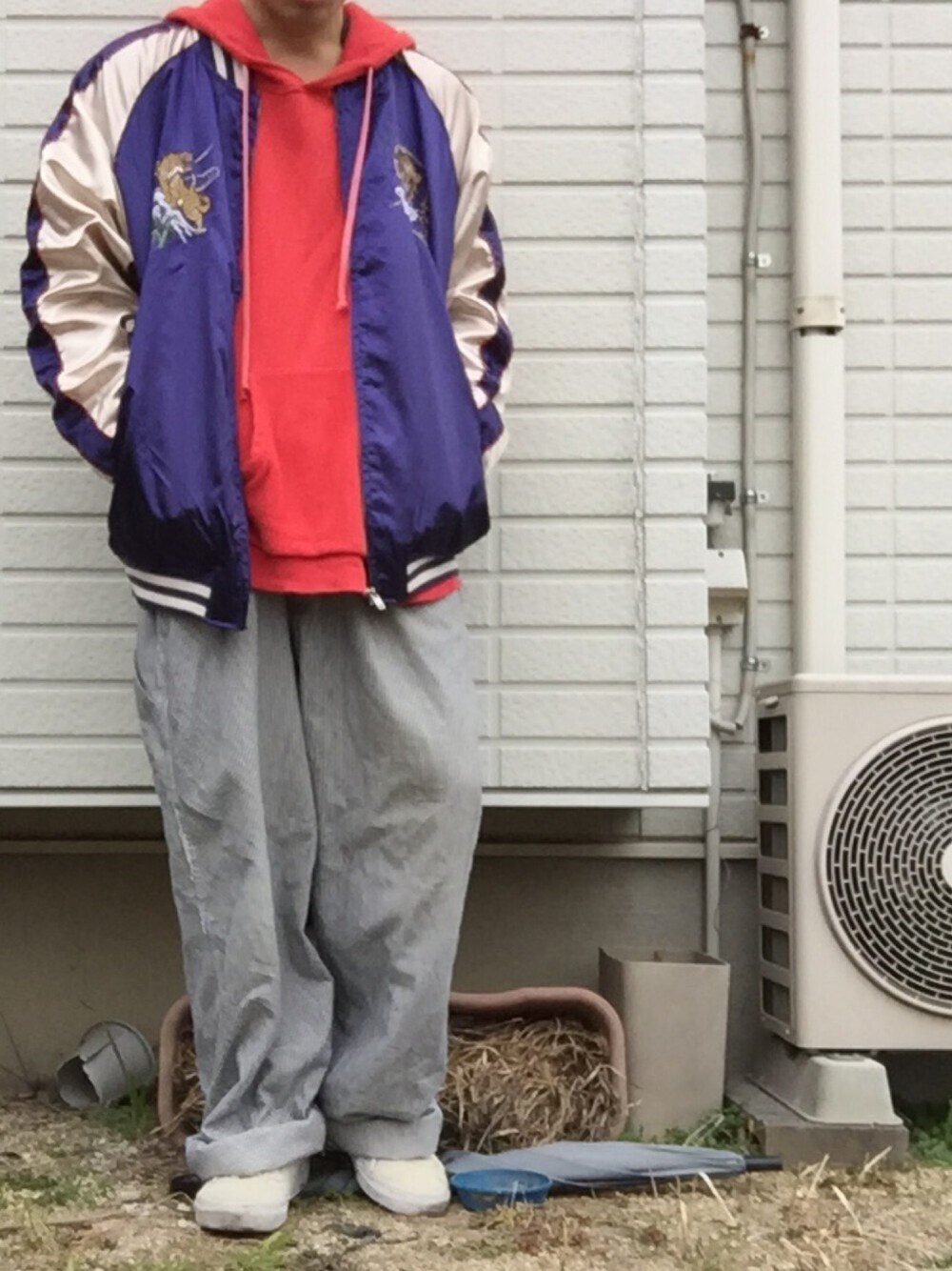 「スカジャン、オーバーオール、ビックシルエット、パーカー、白スニーカー、古着、UNUSED、VANS」｜「usedのアイテム（ブルゾン、パープル系）」を使った、ばっさーさん（メンズ・171cm）の冬コーディネートの1枚目の写真