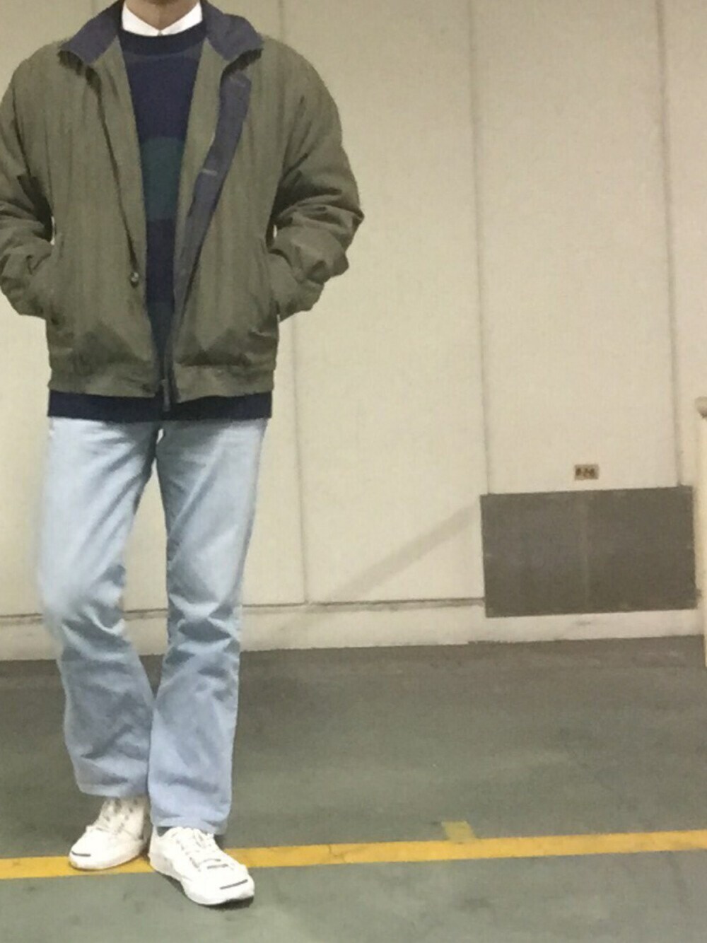 「フレアパンツ、デニム、古着、おさがり、白スニーカー、ブーツカットパンツ、コンバース、KAKA☆VAKA、オーバーサイズ」｜「usedのアイテム（ニット/セーター、ブルー系）」を使った、ばっさーさん（メンズ・171cm）の冬コーディネートの1枚目の写真