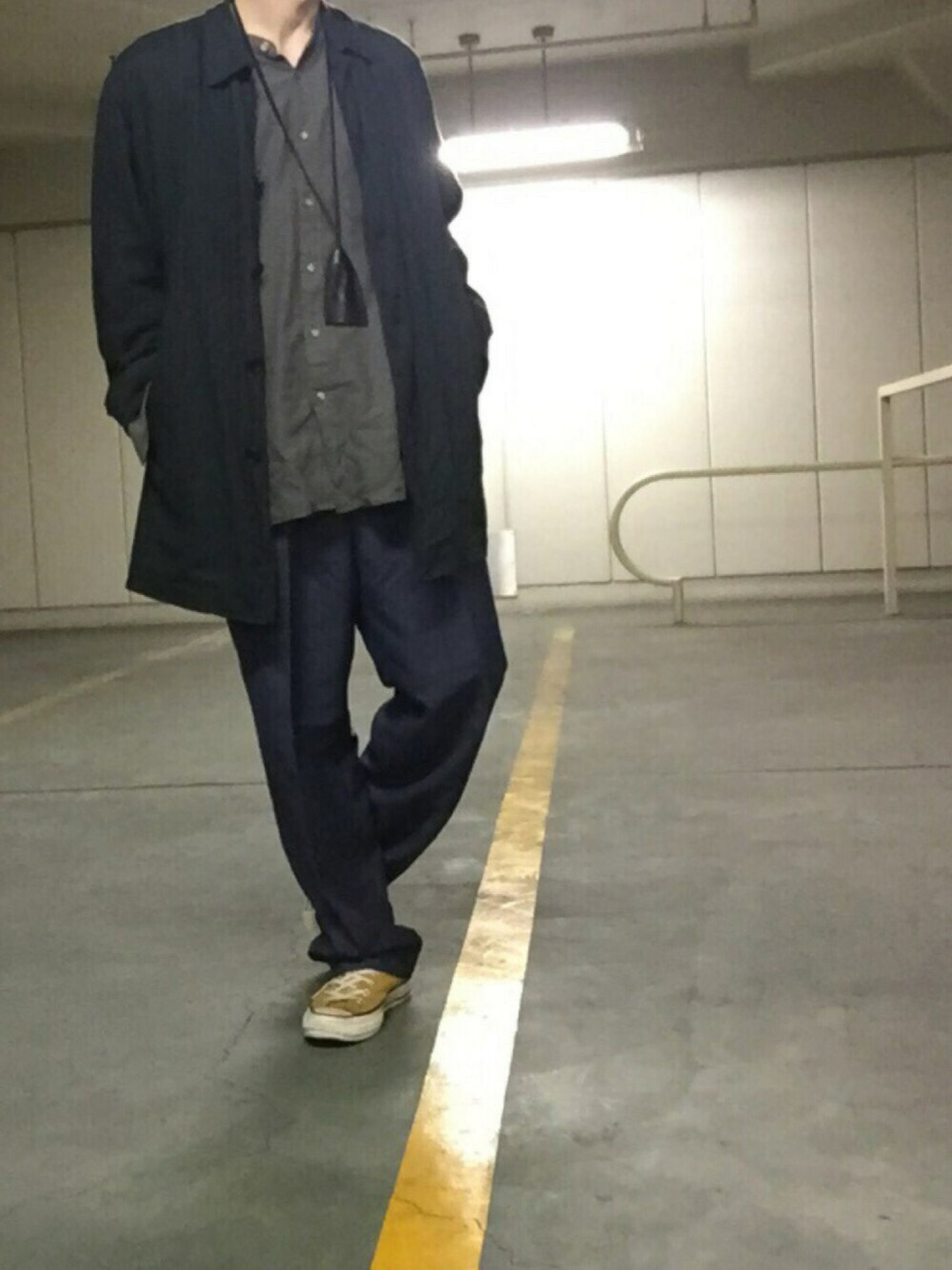 「タックパンツ、バンドカラー、オーバーサイズ、ハイカットスニーカー、古着、コンバース、スラックス」｜「usedのアイテム（スラックス、ブルー系）」を使った、ばっさーさん（メンズ・171cm）の春コーディネートの1枚目の写真