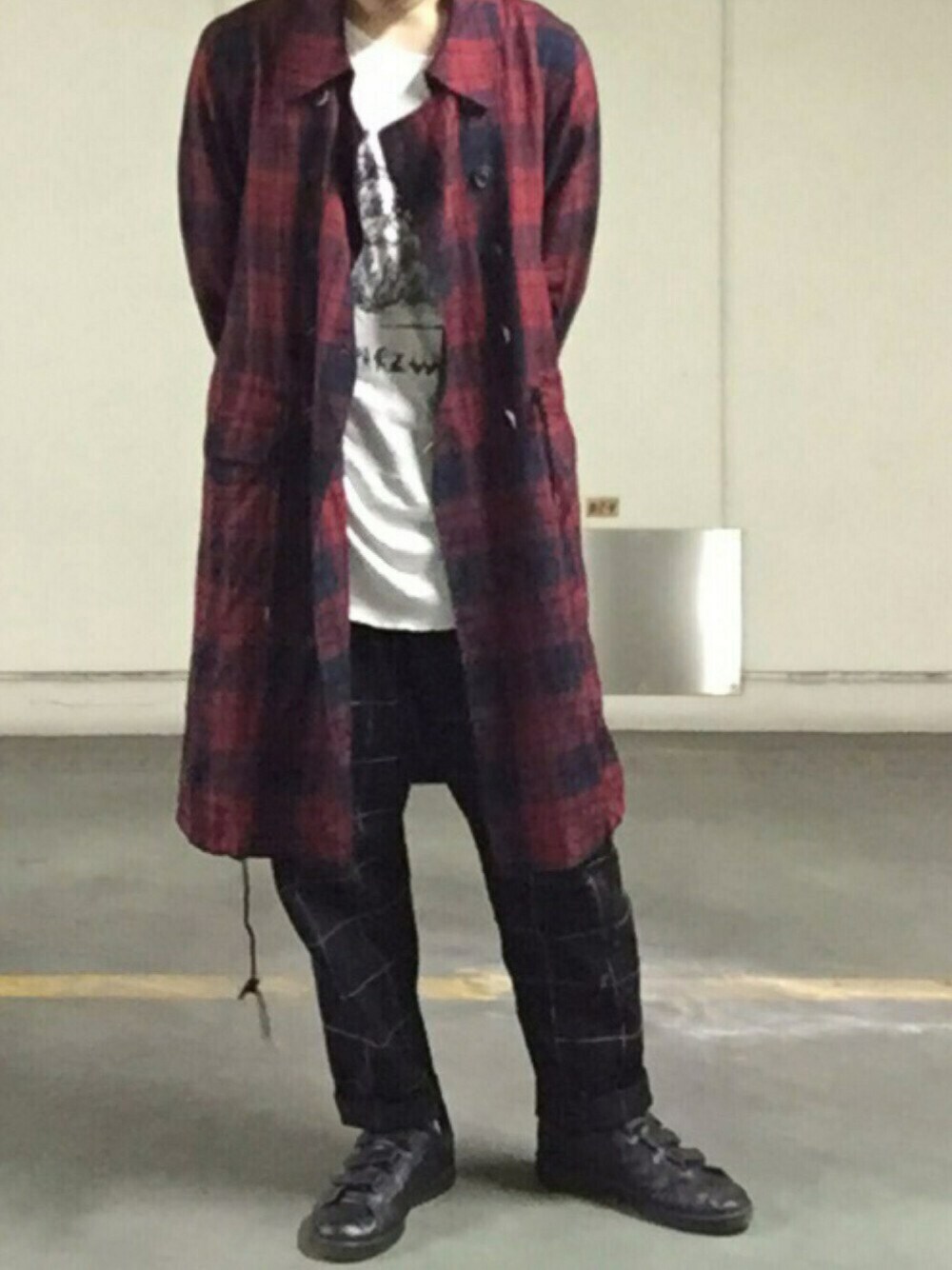 「ワイドパンツ、スタンスミス、ベルクロ、黒スニーカー、シャツコート」｜「SHAREEFの【men’s FUDGE 11月号 掲載アイテム】 CHECK JQ TRENCH SHIRTS　■（トレンチコート、レッド系）」を使った、ばっさーさん（メンズ・171cm）の春コーディネートの1枚目の写真
