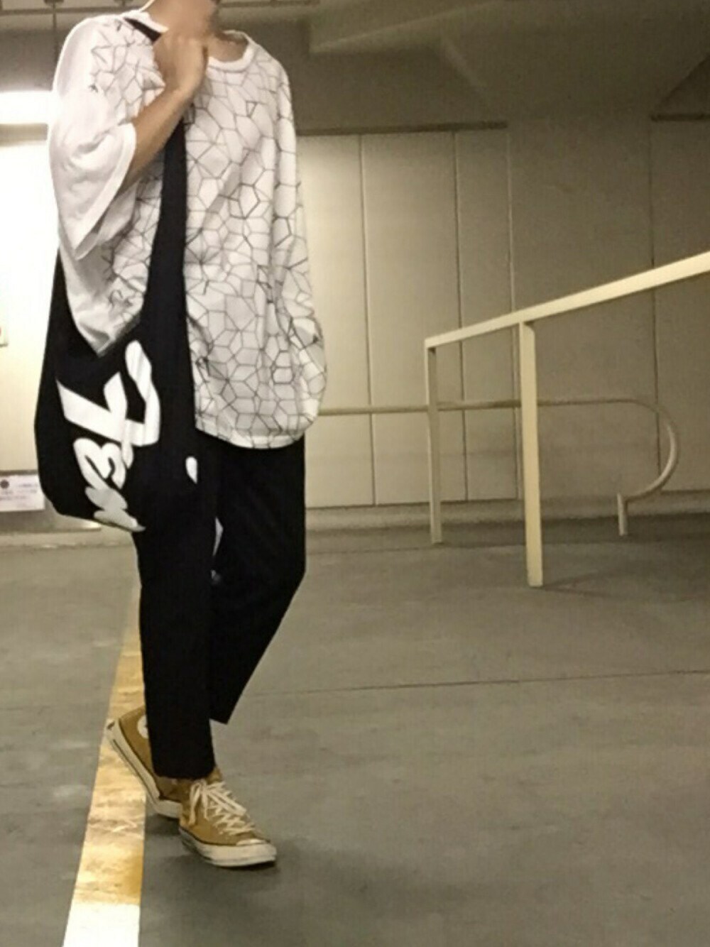 「オーバーサイズ、ビックT、ハイカットスニーカー、コンバース、クロップドパンツ、古着」｜「LAD MUSICIANの「FENDER」BODY BAG（ボディバッグ/ウエストポーチ、ブラック系）」を使った、ばっさーさん（メンズ・171cm）の夏コーディネートの1枚目の写真