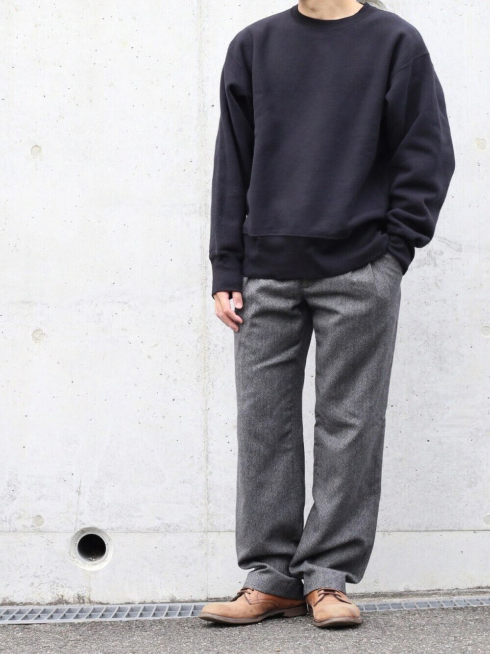 「ビックシルエット、ウールパンツ、スラックス、革靴、ワイドパンツ、ゆったりコーデ」｜「UNUSEDのアイテム（スウェット、ブラック系）」を使った、ばっさーさん（メンズ・171cm）の秋コーディネートの1枚目の写真