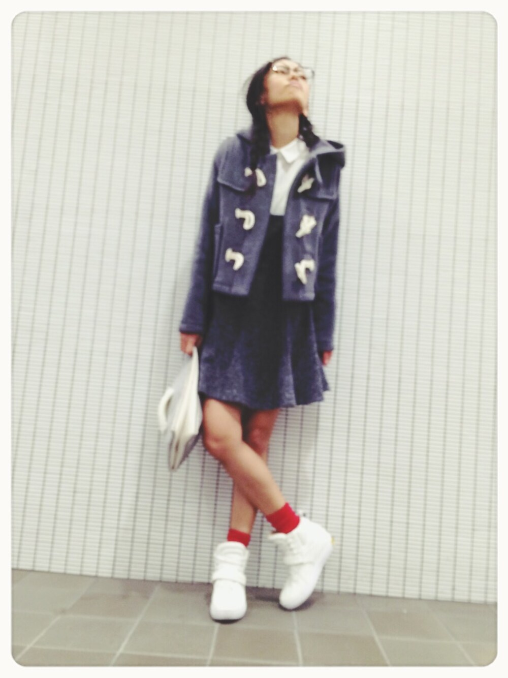 「ワンピース×スニーカー、オールグレー、snidel」｜「SNIDELのアイテム（ダッフルコート、グレー系）」を使った、HAL さん（レディース・155cm）の秋コーディネートの1枚目の写真