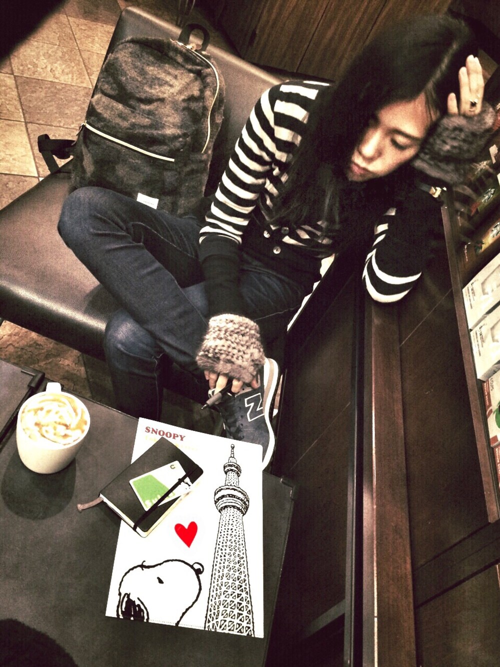 その他のカーディガン/ボレロ、グリーン系のバックパック/リュック、ブラック系のニット/セーターを着用したレディースの冬コーディネートの1枚目の写真